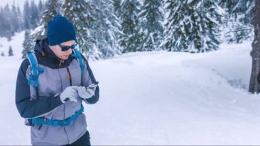 Seyahat Kayıp Erkek Kış Kar Adam Sırt Çantası Turist Holding Hiker Hike Standing Outdoors Doğa Kişi Arama Yürüyüş Macera Kursu Dağcı Kılavuzu Rota Trekking Ekipmanları Climber Yön Dağ Extreme