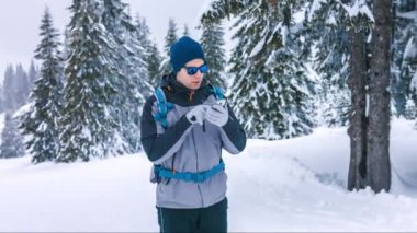 Kış Sırt Çantası Manzarası Seyahati Kayıp Erkek Kardan Adam Turist Bekleme Yürüyüşü Açık Doğa İnsanı Arama Yürüyüşü Macera Yürüyüşü Dağ Yolu İzleme Yolculuğu Ekipmanları Tırmanış Ekipmanı