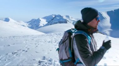 Erkek Su Genç Adam Dağ Kış Kar Şişesi Sağlıklı Outdoors Doğa Aktivite Eğlence Spor Yetişkin Susuz İçme Susuzluk Lifestyle Kişi Turist Seyahat Mavi Turizm Macera dışında