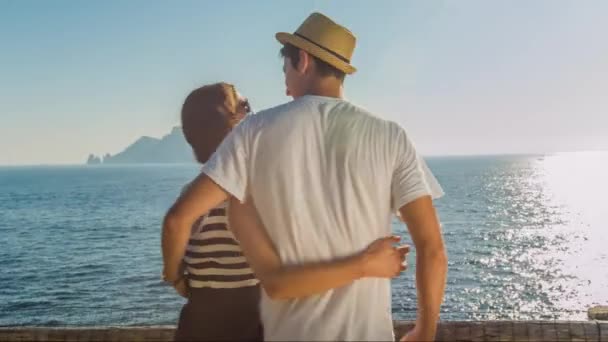 Bonito jovem casal homem mulher desfrutando de férias tropicais Oceano Mediterrâneo Sea Island sol verão férias conceito de viagem Uhd — Vídeo de Stock