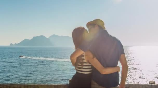 Beau jeune couple fiancé baisers été plage coucher de soleil île tropicale vacances océan lentille fusée éclairante baisers amoureux romantique Uhd — Video