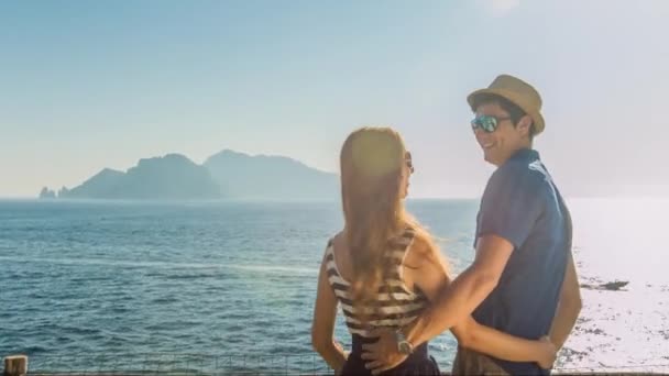 Beautiful Young Romantic Couple On Vacation Hugging Cissing Beach Island View Holiday Romance Love Kiss Sunshine Flare Summer Beauty Freedom Uhd — Stock Video