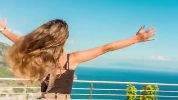 Молода жінка Екстатична радість Щастя Стрибки Радість Відпустка Getaway Краса Пейзаж Скайлайн Пляж Гора Природа Втеча Уд — стокове відео