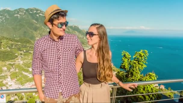 Όμορφο νεαρό ζευγάρι ρομαντική απόδραση διακοπές διακοπών παραλία βουνό εξωτική τοποθεσία προορισμός καλοκαίρι χαρούμενο χαρά ευτυχία UHD — Αρχείο Βίντεο