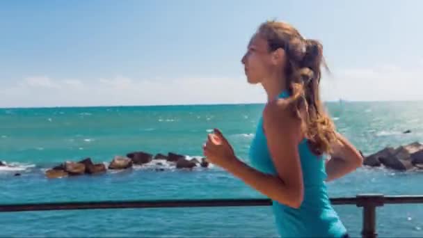 Güzel Genç Aktif Çekici Kadın Koşu Coastline Jogging Sağlıklı Yaşam Yaşam Tarzı Güzellik Yaz Fitness Slim Vücut Maraton Dayanıklılık Enerji Uhd — Stok video