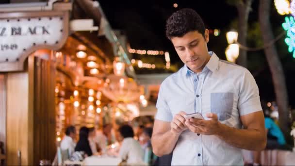 Jóvenes exitosos hombres de negocios mensajes de texto 3G 4G Smartphone Tablet Tecnología SMS App Viajes Estilo de vida Sonriendo Felices vacaciones Escapada Éxito Confiado Relajado Alegre Uhd — Vídeo de stock