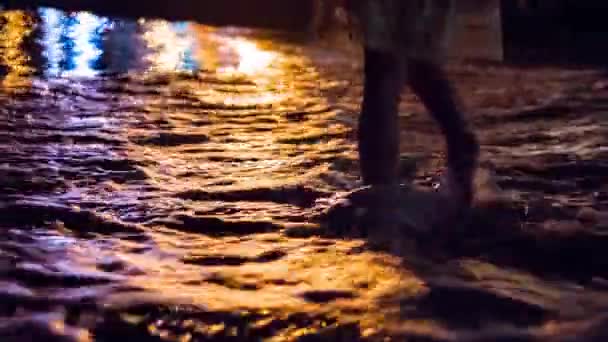 Pernas de mulher solitária andando na praia de areia ondas do mar silhueta luzes abstratas noite solidão tristeza conceito Uhd — Vídeo de Stock