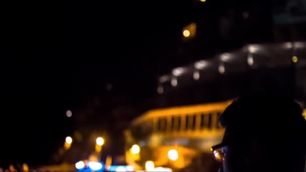 Joven hombre de negocios exitoso usando la aplicación de Smartphone Aplicación de viaje Luces nocturnas de playa Escapada Ubicación Tropical Island Uhd — Vídeos de Stock