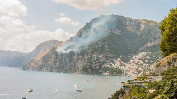 Elicottero spegnimento incendio montagna mare acqua isola estate foresta fumo estate disastro elicottero aiuto aiuto Uhd — Video Stock