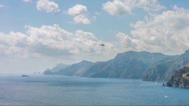 Záchranný vrtulník boj s lesním ohněm vodní letoun létající horský kouř mořský oceán letní den pohroma v nouzi UHD — Stock video