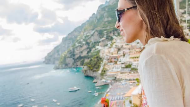 Hübsche Frau trinkt Cocktail Urlaub Strand Meer Meer Insel Berg Sommer Glück Restaurant Café tropischen Kurzurlaubsziel uhd — Stockvideo