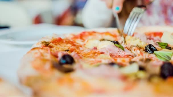 Pizza skärning närbild italienska köket mat ohälsosam krispiga läckra restaurang gaffel kniv Italien prosciutto Oliver smält ost mozzarella skorpa traditionell semester semester Europa kalorier UHD — Stockvideo