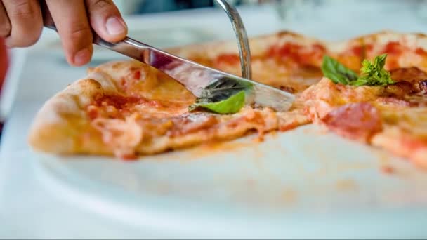 Pizza snijden close-up Italiaanse keuken eten ongezond knapperig heerlijk restaurant vork mes Italië prosciutto olijven gesmolten kaas mozzarella korst traditionele vakantie vakantie Europa calorieën UHD — Stockvideo