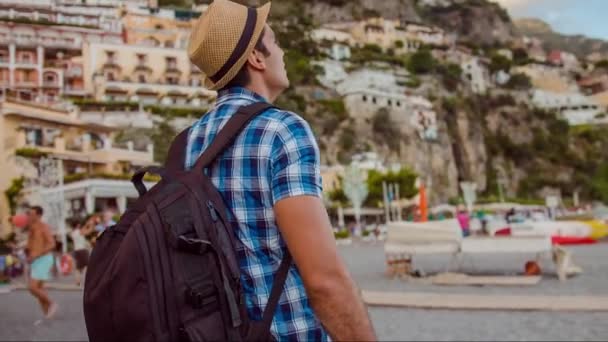 Mladý muž Turistický klobouk Batoh Beach Středozemní moře Štěstí Cestování Nadšenec Usmívající se Happy Joy Úspěch Svoboda Uhd — Stock video