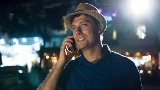 Όμορφος νέος επαγγελματίας άνθρωπος τουρίστας μιλάει στο τηλέφωνο τροπική τοποθεσία νύχτα στο κέντρο της νυχτερινής φωτισμού διευθυντής πόλη Urban χαμογελαστή επιτυχία UHD — Αρχείο Βίντεο