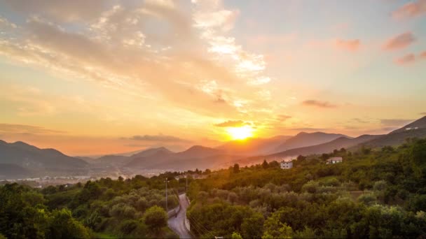 Καλοκαίρι φύση χειμερινό πανό ηλιόλουστη πόλη ηλιοβασίλεμα βουνό αστικό τοπίο ταξίδια τοπίο πόλη όμορφος ουρανός φως νύχτα λόφος θάλασσα βουνά γραφικό πανόραμα τουρισμός διακοπές αστικό βράδυ πολύχρωμα υπαίθρια θέα τουριστικό σύννεφο Ανατολή — Αρχείο Βίντεο