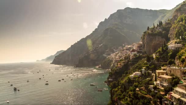 Sea Amalfi İtalya Travel Mediterranean Coast Yaz Turizmi Manzara Plajı Avrupa Su Manzaralı Mimari Positano Tatil Kasabası Manzaralı Sahil Şeridi İtalyan Ünlü Mavi Köy Panorama Landmark Tatil Doğa Kaya — Stok video