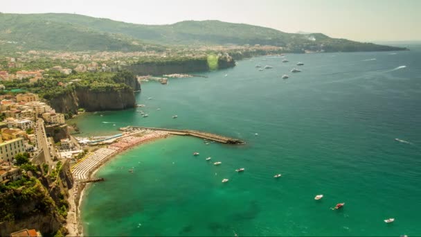 背景 海滩水屋 夏季 自然 意大利 景观 地中海 全景 海洋 旅游 阿马尔菲 欧洲 度假 海岸 蓝城 景观 村 海岸线 意大利 山 旅游 岩石 天空 阿马尔菲塔纳 — 图库视频影像