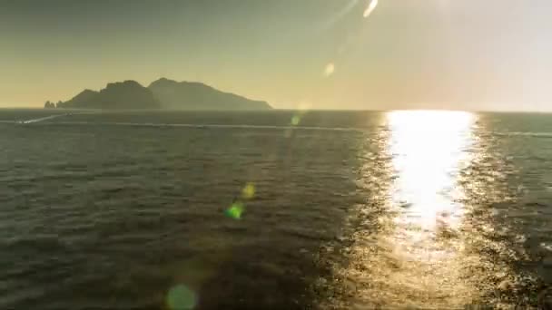 Tengeri kilátás a mozgó hajók naplementekor — Stock videók