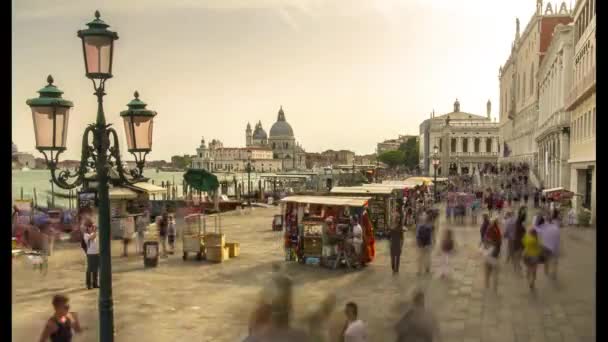 夕暮しのヴェネツィアの通りを歩く観光客 — ストック動画
