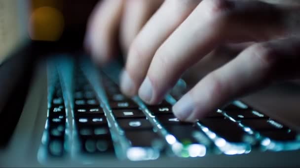 Fingers Taping Keyboard Screen Night Late Work Computer Close Up Comunicação Corporativa Uhd — Vídeo de Stock