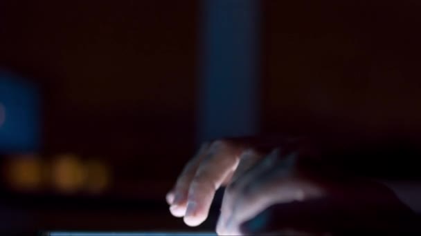 Tablet computer bildschirm licht nacht finger tippen anwendung entwicklung software engineering entwicklung technologie business anwendung uhd — Stockvideo