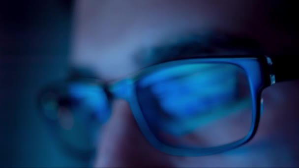 Молодой человек чата просмотр поздно ночью Закрыть Интернет наркомании Facebook Wi-Fi подключение концентрации чтения дисплей очки отражения Uhd — стоковое видео