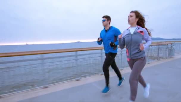 Kvinna Beach Vatten Kärlek Person Flicka Sport Fitness Par Sommar Man Natur Sol Jogging Man Kvinna Ung Passform Morgon Glad Vuxen livsstil — Stockvideo