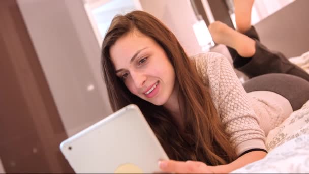Mulher Computador Pessoa Casa Livro Internet Face Tecnologia Tablet Cama Quarto Bonito Pc Sorriso Feliz Branco Mentiroso Estilo de Vida Jovem Casa — Vídeo de Stock