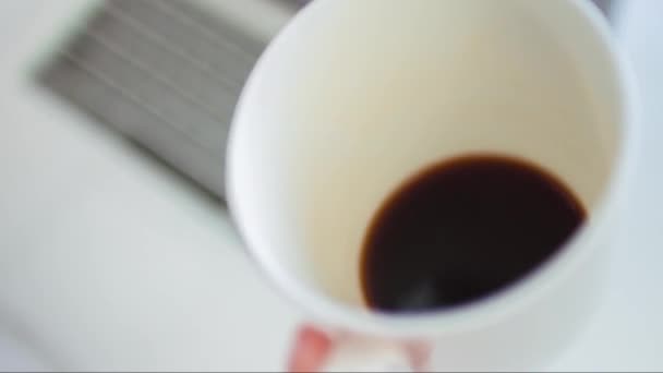 Kahve Bilgisayar Laptop Kadın Teknoloji Çay Bardağı Kadın Mutlu Oturma Güzel Kablosuz İçecek Kafkas Gülen İnternet Kapalı Genç Kişi Masa Notebook Cafe — Stok video