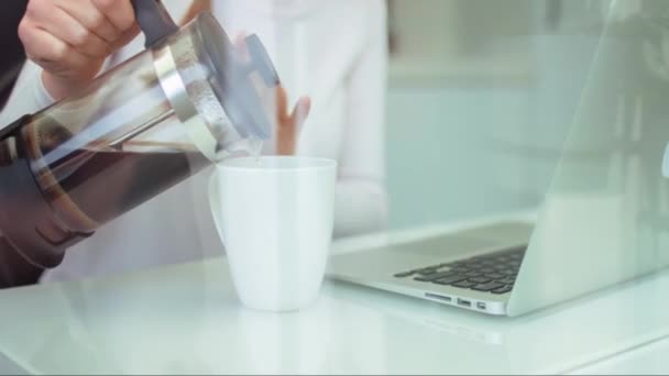 美しい若い女性起業家ホームビジネスキーボードラップトップコーヒー飲みカップ創造性を描くWeb開発者アプリスマート独立スピリットデザイナー主婦ビジネスウーマン — ストック動画