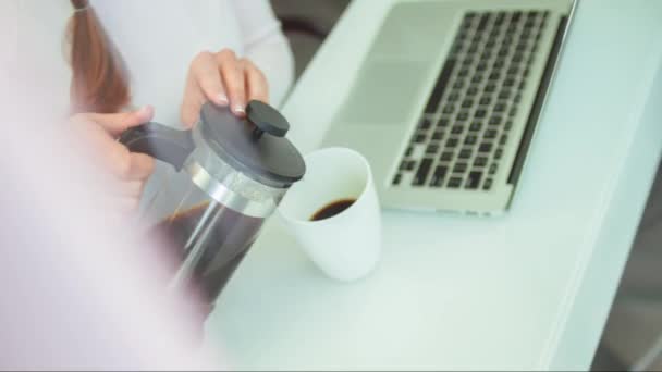 Starke unabhängige Unternehmerin Frau weibliches Modell Kaffee trinken arbeiten Laptop Unternehmertum Kleinunternehmen ceo Arbeit von zu Hause aus Blogger bloggen lächelnd Rezept Kochen Glück — Stockvideo