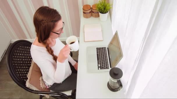 Csinos fiatal nő dolgozik otthonról PC laptop technológia blogging blogger Web Designer app kávé Vintage Living Room Creative művész női vállalkozó vezérigazgatója üzletasszony — Stock videók