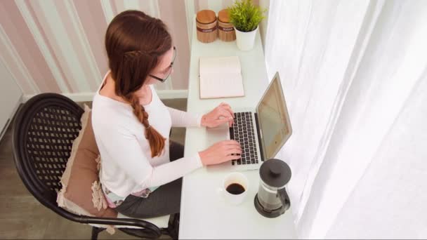 Σπίτι θηλυκό χρήση πόσιμο εργασίας φορητό υπολογιστή καφέ γυναίκα Κύπελλο ελκυστική Καυκάσιος τρόπος ζωής νέος τεχνολογία ασύρματο Διαδίκτυο ενήλικος ευτυχισμένο όμορφο σημειωματάριο κοιτάζοντας καθισμένος όμορφη κούπα σε εσωτερικούς χώρους — Αρχείο Βίντεο