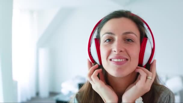 Música Mujer Moda Abstracto Mano Persona Chica Baile Cara Tecnología de Invierno Dj Auriculares Personas Joven Femenino Atractivo Sonido Hermoso Escuchar Adulto Muy Divertido — Vídeos de Stock