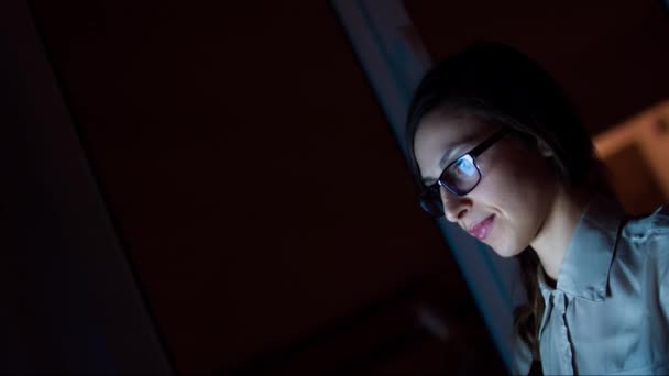 电脑笔记本电脑 女性 夜 女人 黑暗 女孩 技术 无线 背景 PC 人 使用 笔记本 屏幕 快乐 上网室 年轻 数字 监视器 社会 成瘾 商业 沟通 服务 家 晚 坐 — 图库视频影像
