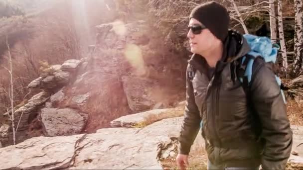 등산객 여행 자연 사람들 모험 남성 사람 하이킹 야외 하이킹 마운틴 배낭 트레킹 남자 스포츠 젊은 행복 배낭 활동 활동 — 비디오