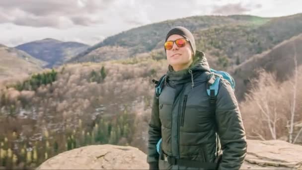 Mountain Tourist Läs vandring natur person vandra resa manliga aktiva landskap äventyr man aktivitet rock Utomhus Fritid sport Trekking vandrare ryggsäck semester sommar himmel livsstil människor turism Backpacker — Stockvideo