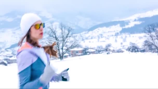 Winter Sport Koude Sneeuwloper Outdoor Jogger Lifestyle gezonde pasvorm Fitness Meisje Jonge vrouwelijke atleet Oefening Witte Training Mensen Persoon — Stockvideo