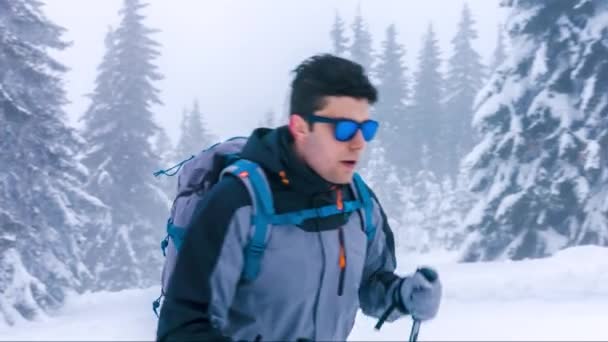 Sport Uomo Natura Inverno Nebbia Escursionista Neve Avventura Arrampicatore Nuvole Escursionismo Ghiaccio Montagne adrenaliniche Alpinismo solitario Altitudine Backcountry Backpacker Zaino in spalla Arrampicata Coraggio freddo Pericoloso Sport estremi Congelamento — Video Stock