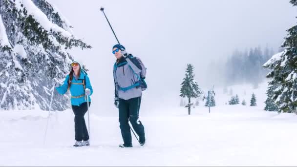 Familia Mujer Moda Amor Persona Chica Deporte Fitness Pareja Verano Hombre Naturaleza Cara Invierno Primavera Nieve Estilo de vida Hembra Senderismo Trekking Al aire libre Juntos Caucásico Viajes Vacaciones Feliz Aventura Caminata Personas Hermosa — Vídeos de Stock