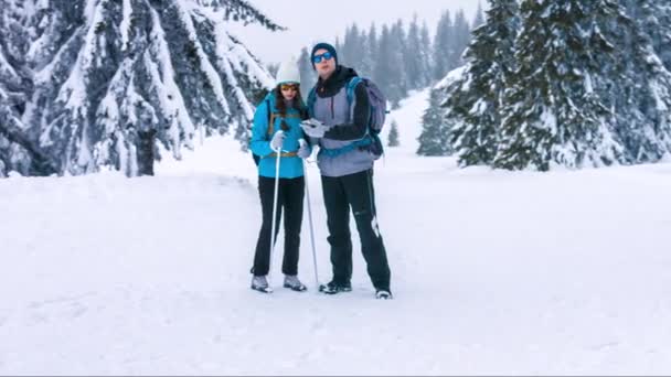 Verlorene Karte Paar Natur Reisen Erwachsene Menschen Wald Wandern Abenteuer jung männlich im Freien Rucksack schön Backpacker Ziele Untersuchung Tourismus Freizeit Zweisamkeit stehend suchen Lebensstile Verwirrung Mann — Stockvideo