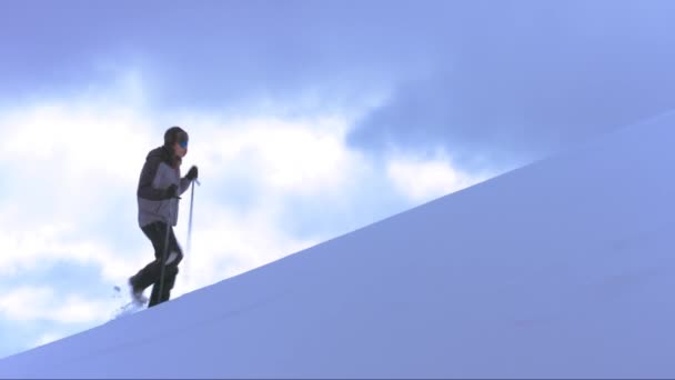 Klimmer Sky Clear achtergrond sneeuw klimmen winter berg wandelen bergbeklimmen avontuur trekking Ice extreme landschap outdoor koude Backpacker Summit hoogte wandelaar dag zonnige alleen Alpine Reisactiviteit — Stockvideo