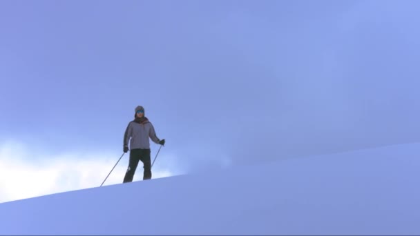 Silueta osoba Sport muž příroda zima slunce sníh horolezectví pěší turistika horolezectví dobrodružná turistika ledová extrémní krajina horolezec venkovní studený batůžkářský den vrcholový svátek slunné alpské — Stock video
