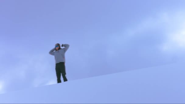 Hombre celebrando el éxito en la montaña — Vídeo de stock