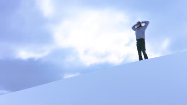 Mann feiert Erfolg am Berg — Stockvideo