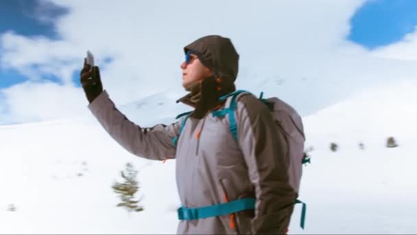 Турист ищет сигнал сотового телефона — стоковое видео