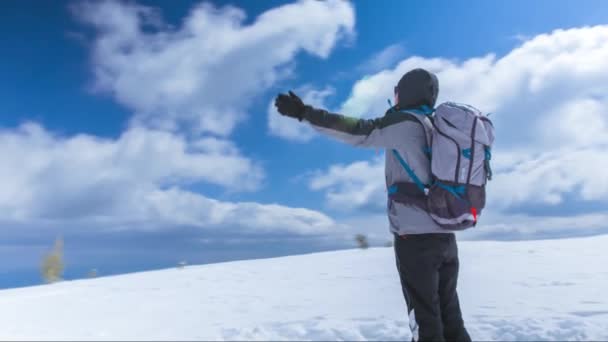 Man firar framgång på berget — Stockvideo