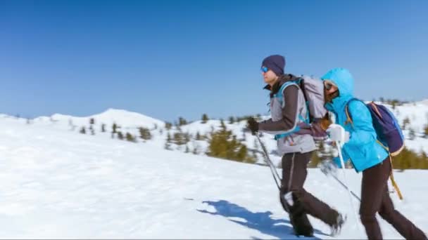 Horolezectví horolezectví pěší turistika zimní dobrodružství pěší turistika zima Hiker nadmořská výška stoupání hora vrchol extrémní sport mraky hory vysoké nebe vrchol batůžkáře — Stock video