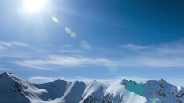 雪景色 冬白い山冷たい自然の季節の木霜氷の旅冷凍美しい森天気ブルー屋外日光美しさ環境休暇風景公園日新しい木風光明媚な降雪 — ストック動画